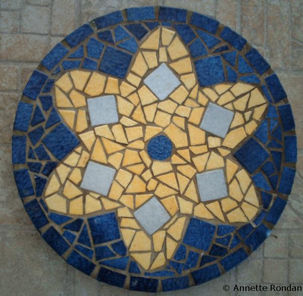 Annette Rondan artiste et créateur de dessous de plat Fleur étoilée (Mosaïques - Plateaux)