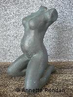 Annette Rondan sculpteur : manie l'argile, le gré afin de créer des sculptures originales