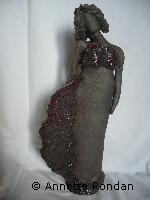 Annette Rondan a aussi crée Tombé pour elle (Sculptures - Féminité) dans Sculptures - Féminité