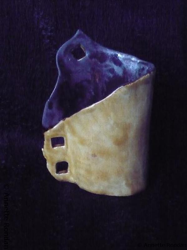 Annette Rondan artiste et créateur de Vase asymétrique troué (Poteries - Décoration)