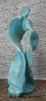 Annette Rondan sculpteur : manie l'argile, le gré afin de créer des sculptures originales